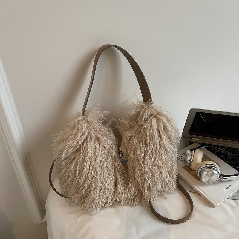 Нишевый дизайн плюшевая сумка женская 2025 новая сумка-мессенджер на одно плечо под мышку осень и зима популярная плюшевая сумка
