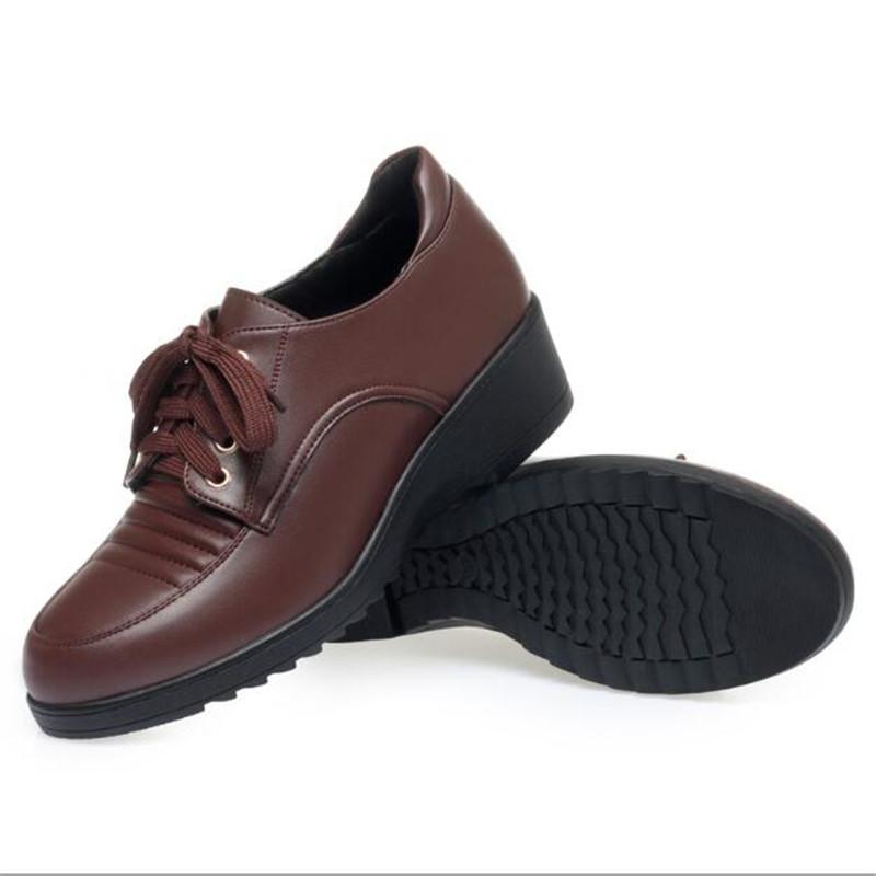 Модный бренд Мягкая кожа Женская обувь Круглый носок Повседневная Удобная Женская обувь на танкетке Модная Обувь для мамы Леди Офис Высокие каблуки