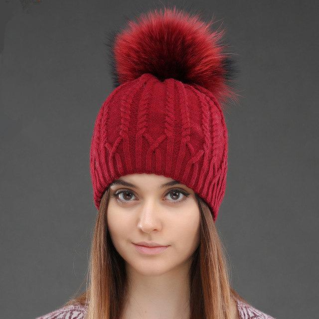 Женская зимняя теплая шерстяная шапка из меха енота с шариками для защиты ушей, однотонная универсальная двухслойная шапка-пуловер