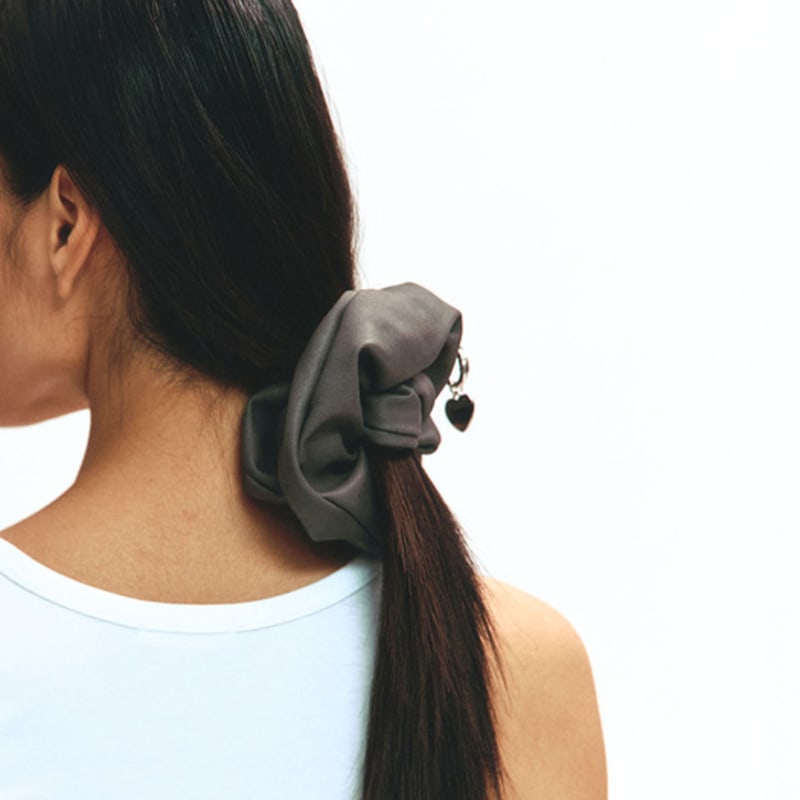 БРЕЛОК ИЗ КОЖИ ASURA СКРАНЧ (СЕРЫЙ)