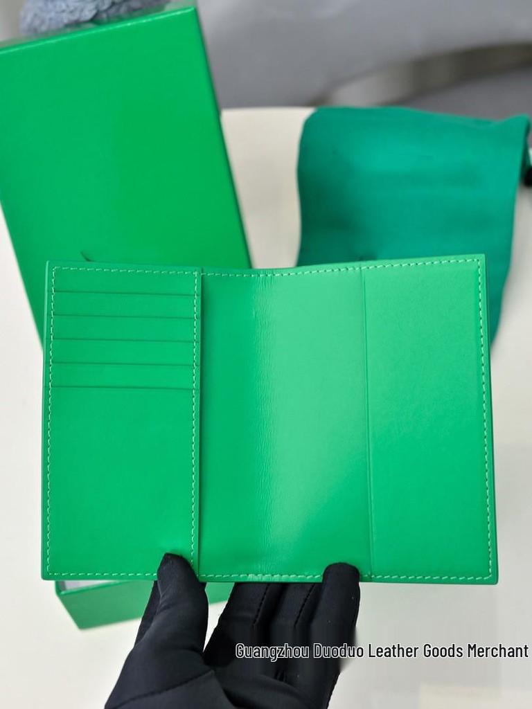 Двустворчатый кошелек из натуральной кожи с ромбовидным тиснением, отделениями для множества карт и держателем для паспорта