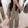 Хлопково-льняные брючные костюмы женские комплект из 2 предметов свободный топ с V-образным вырезом и эластичные брюки с высокой талией и широкими штанинами без карманов повседневный для работы 2025 весна-лето