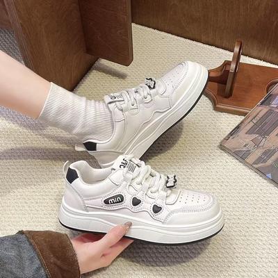 Корейская версия маленьких белых туфель на толстой подошве, увеличивающая рост, легкая мягкая подошва, новая весна и осень 2025, маленькая универсальная повседневная спортивная обувь