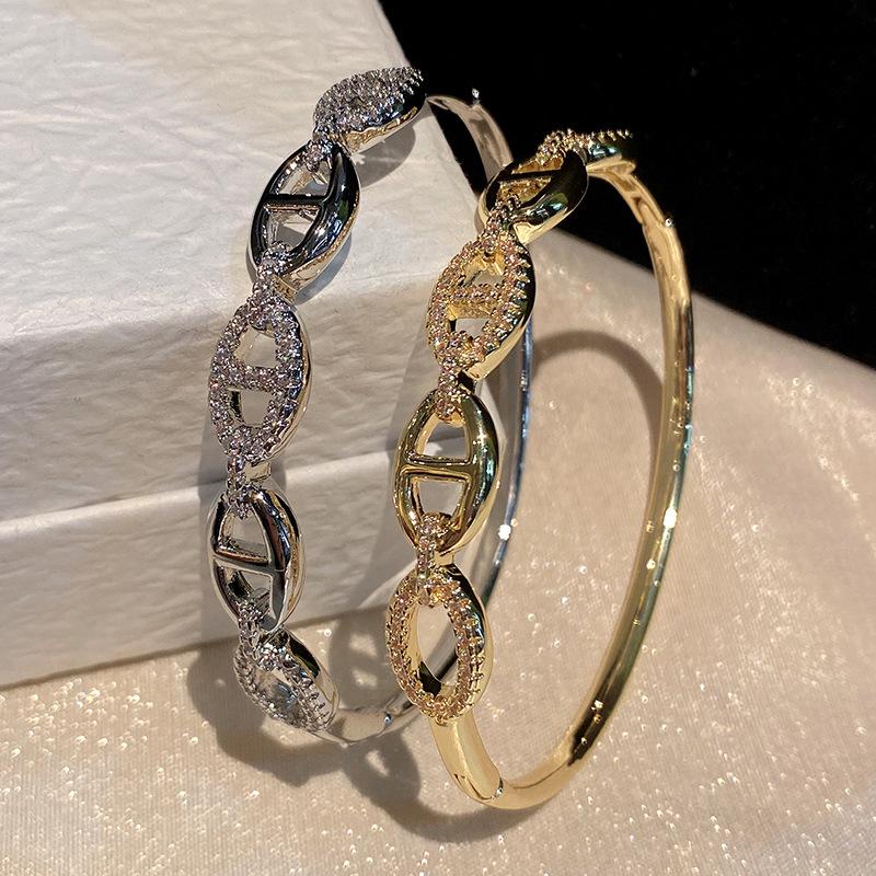 New Electroplated Bracelet with Micro Inlaid Zircon, Fashionable, Luxurious, and High-end Jewelry