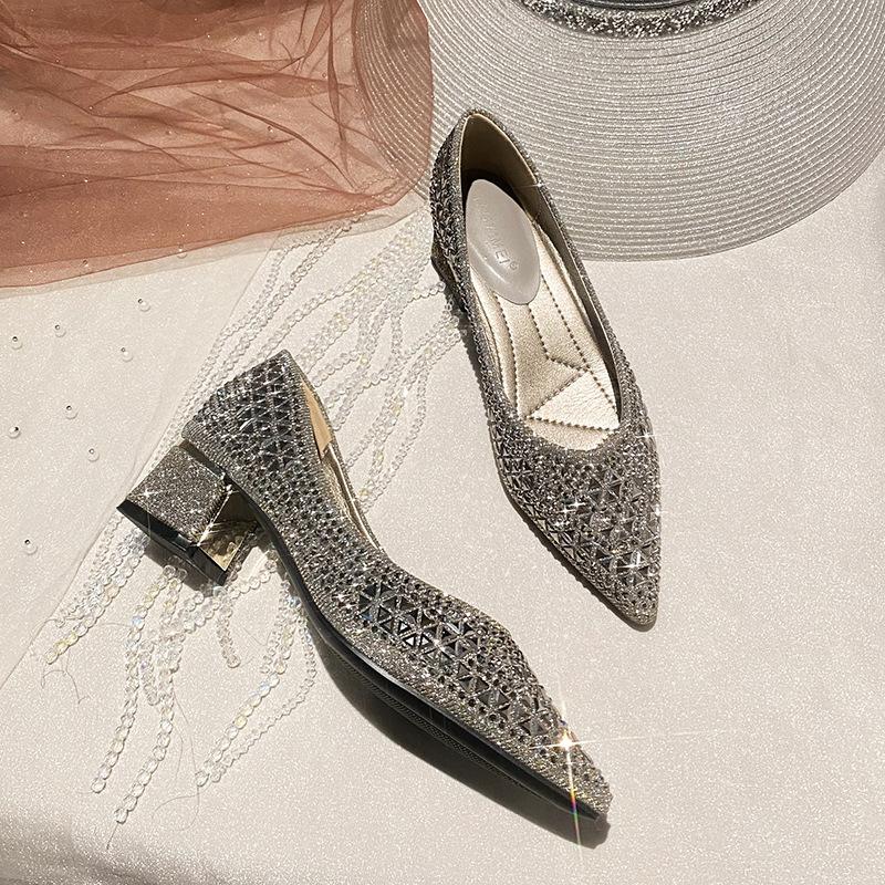 Остроносые туфли на плоской подошве женские 2025 лето новые с мелким вырезом со стразами темпераментные универсальные мягкая поверхность увеличение высоты удобные жом
