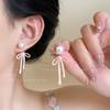 Женские розовые серьги-пусеты с жемчугом и бантом - Летний нишевый дизайн 2025 года
