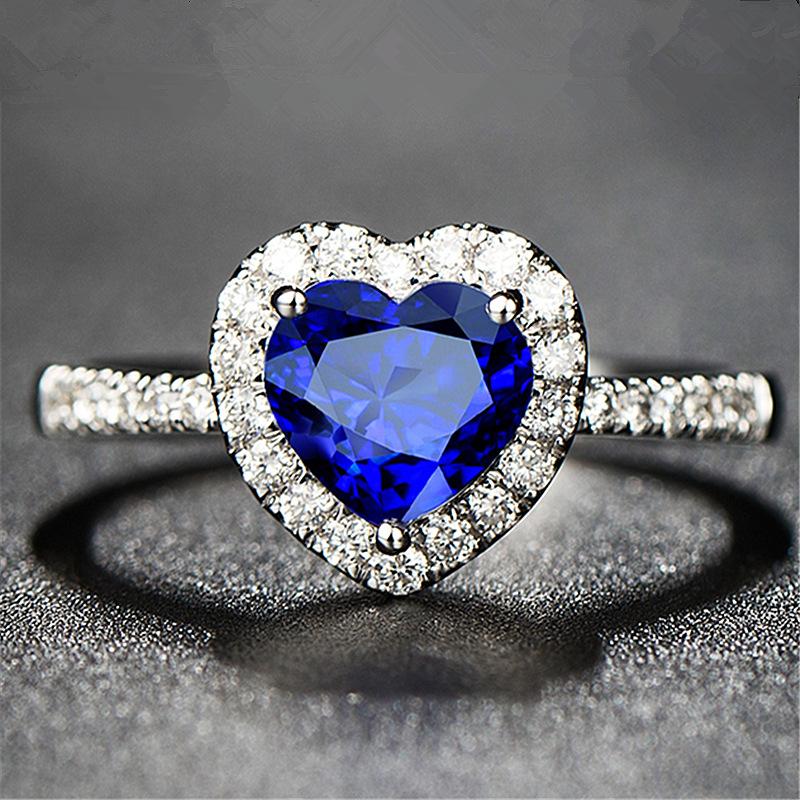 Женское кольцо с синим сердцем и сапфиром