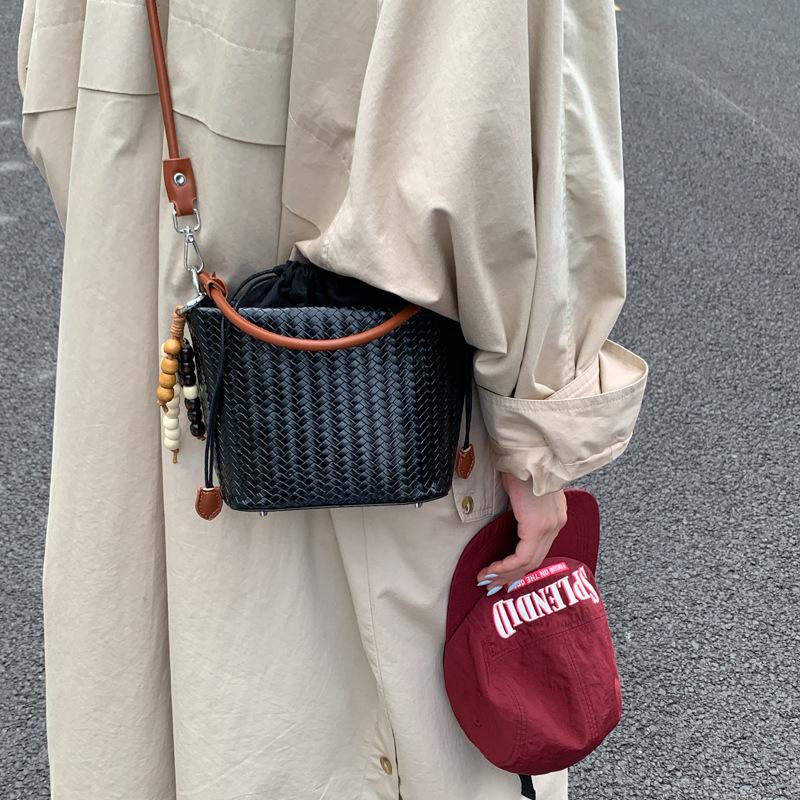 Популярная в этом году женская сумка 2025 новая летняя ретро нишевый дизайн сумка-мессенджер портативная сумка-ведро
