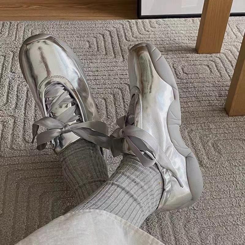 Балетки с серебряным ремешком 2025 года, новый спортивный стиль, на платформе, со шнуровкой, модная повседневная обувь с мягкой подошвой, одинарные туфли для женщин
