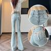 Женские джинсы микро-клеш светло-голубого цвета с высокой посадкой и бантом, трендовая модель весна/осень 2025.