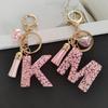 Самый продаваемый брелок из смолы с кисточкой и блестками-звездочками, с инициалом-сердечком (26 букв)