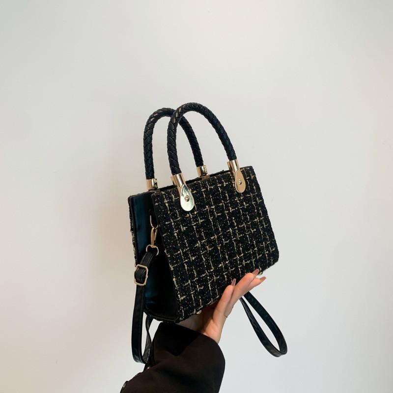 Modern And Elegant Canvas Handbag For Women Perfect For Daily Use And Outings