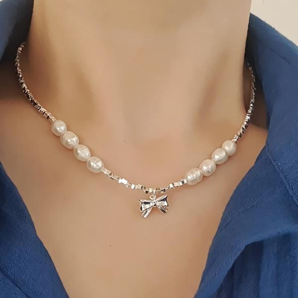 Женское повседневное серебряное колье с речным жемчугом и лентой