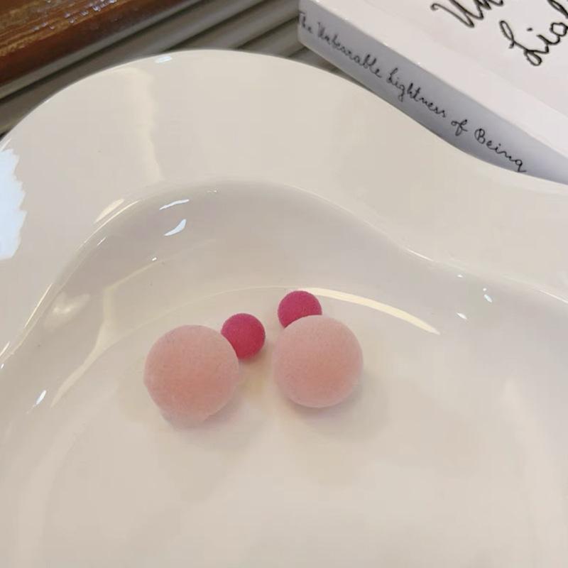 Милые и милые плюшевые разноцветные серьги-гвоздики с уникальным дизайном