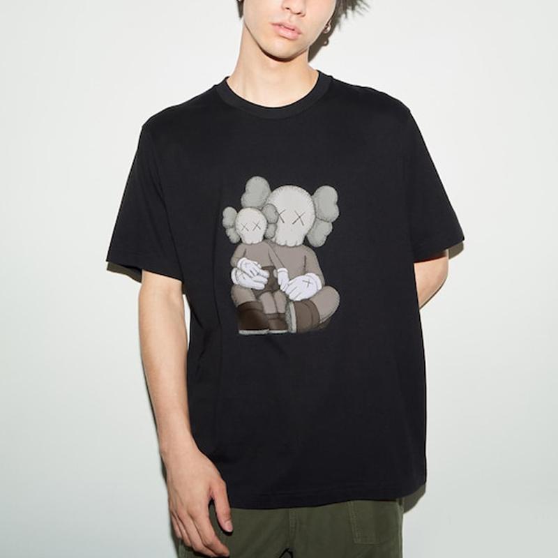 Uniqlo X Kaws Коллаборация Весна/Лето 2023 Принт с изображением обнимающей куклы Футболка с круглым вырезом с коротким рукавом Унисекс Топы Черный 467775-09