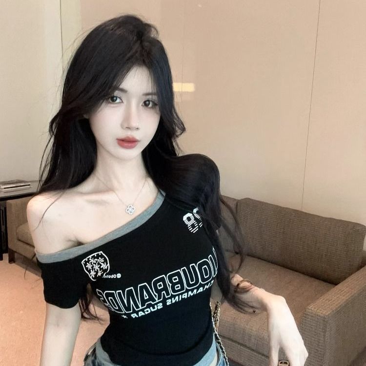 Fake two-piece slanted shoulder short-sleeved t-shirt summer American Spice Girls sexy design short unique and beautiful top