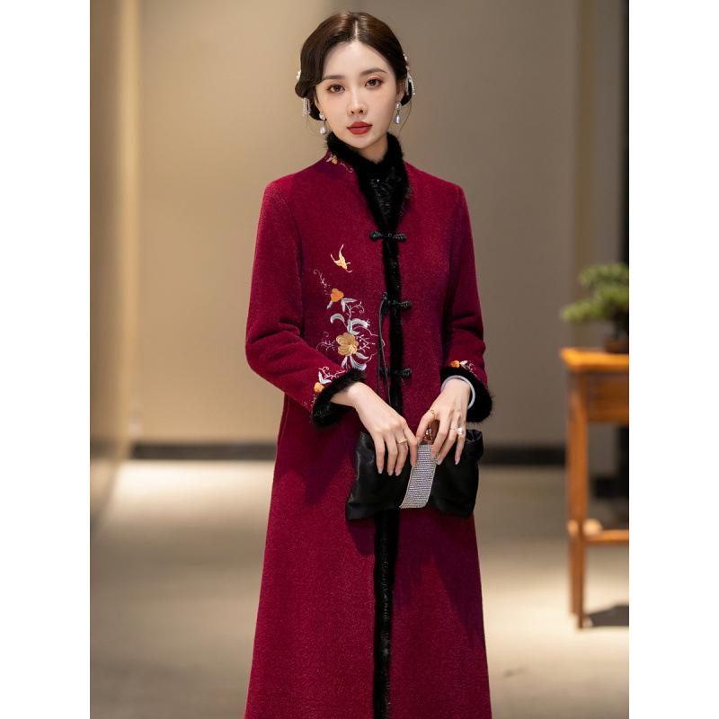 Retro Embroidered Velvet Cheongsam Coat for Middle-Aged and Elderly: Stylish & Versatile Autumn/Winter Outerwear