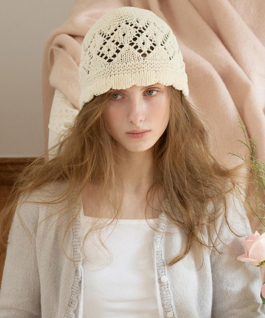 Шапка-бини с перфорацией в виде гребешка LETTER FROM MOON (слоновая кость)