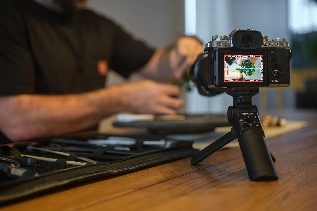 Штатив-рукоятка FUJIFILM с функцией дистанционной съемки Съемка селфи с низкого ракурса Групповая съемка Фото на столе Защита от пыли Защита от брызг Низкая температура