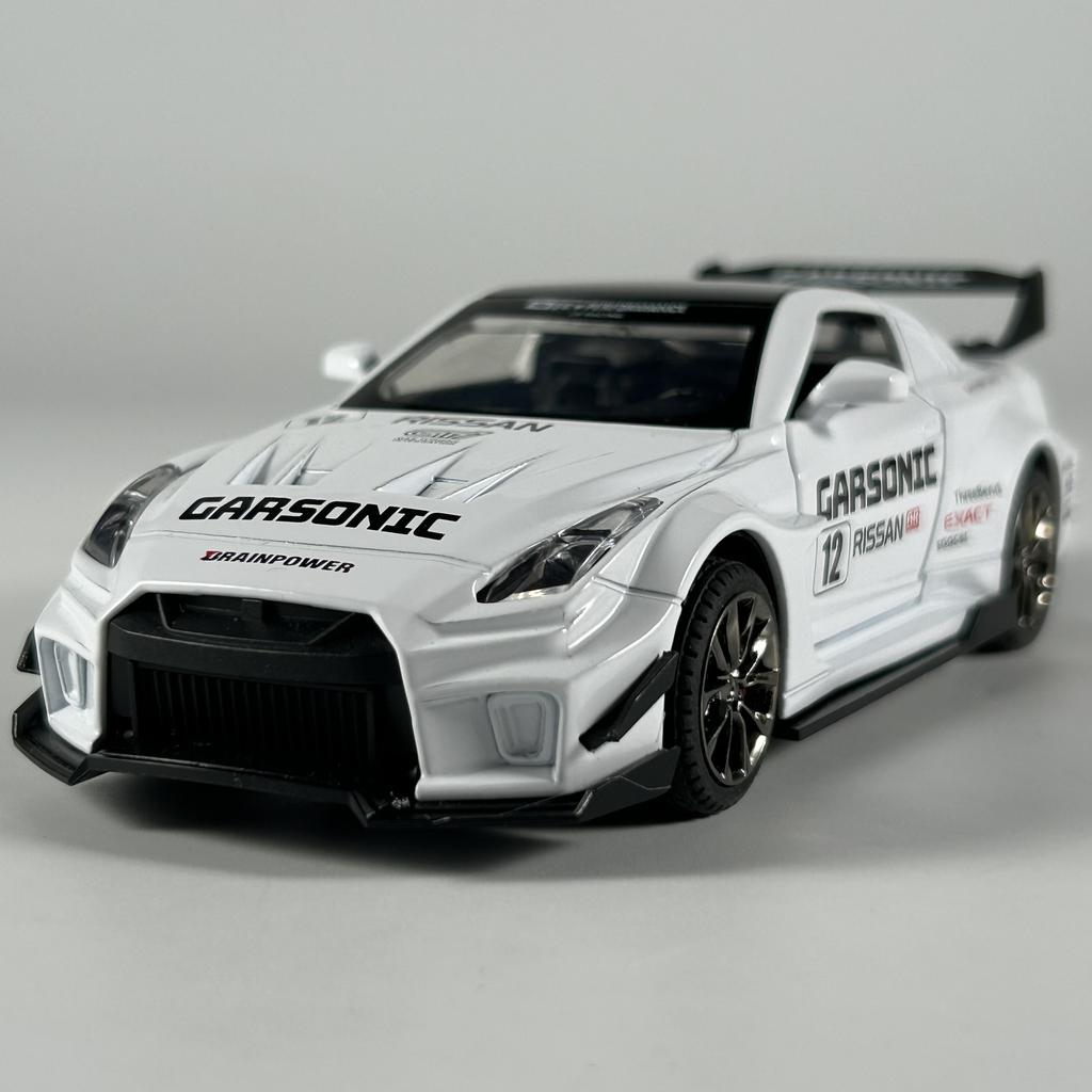 1:32 Nissan GTR CSR2 Alloy Metal Diecast Model Car Home Decoration & Collectibles Hobby Display Ornaments Holiday Present Gifts
