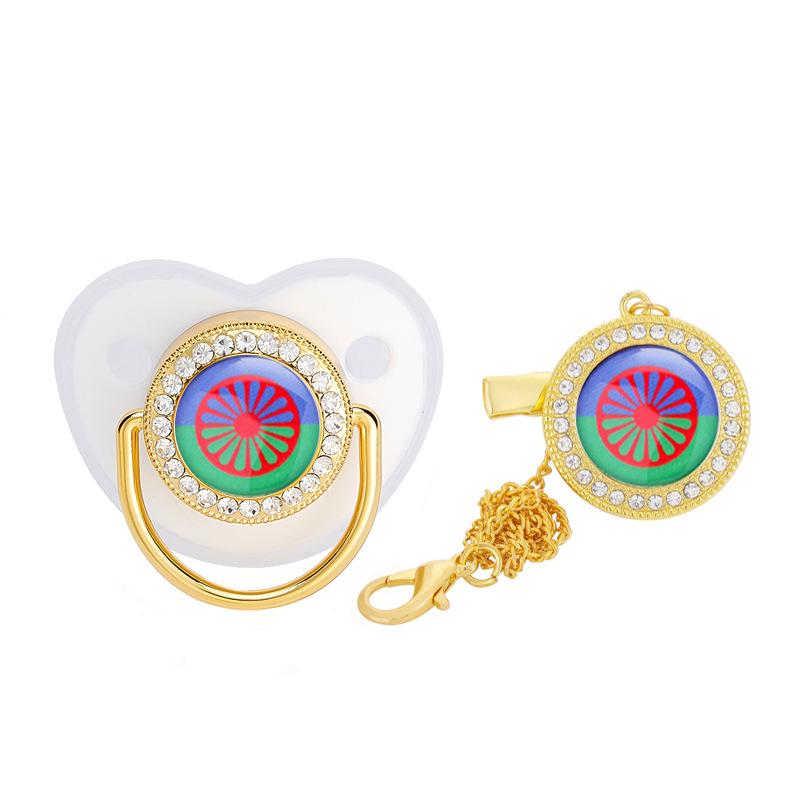 Соска-пустышка с бриллиантами и зажимом в виде цыганского флага