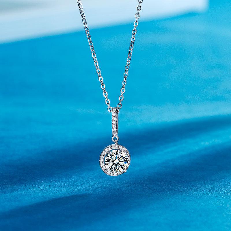 Women's Luxury Round Disc Collarbone Necklace PT950 Platinum 2Ct Moissanite - Collarbone-fitting, neck-lengthening, noble aura