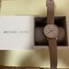 Б/у аналоговые часы MICHAEL KORS бежевые