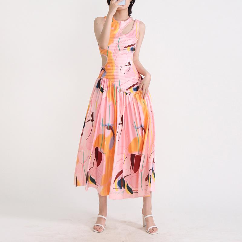 Длинное облегающее платье с плиссировкой и нишевым дизайном - модный стиль 2025 года