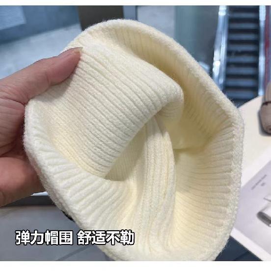 Korean-style simple color-block striped beanie, a warm knitted hat for women, perfect for autumn and winter, and designed to make the face appear