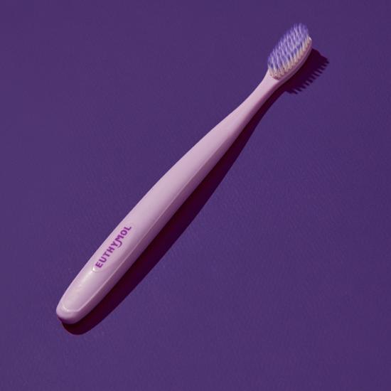 EUTHYMOL Фиолетовая отбеливающая зубная щетка, 2 шт. в упаковке, специальное предложение