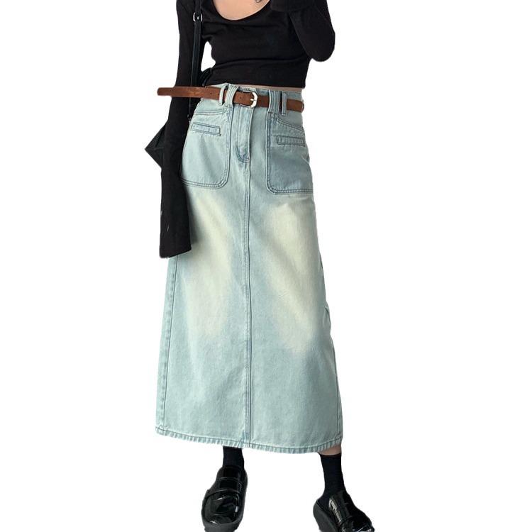 «Весна 2024 года, джинсовая юбка А-силуэта с завышенной талией и потертостями»