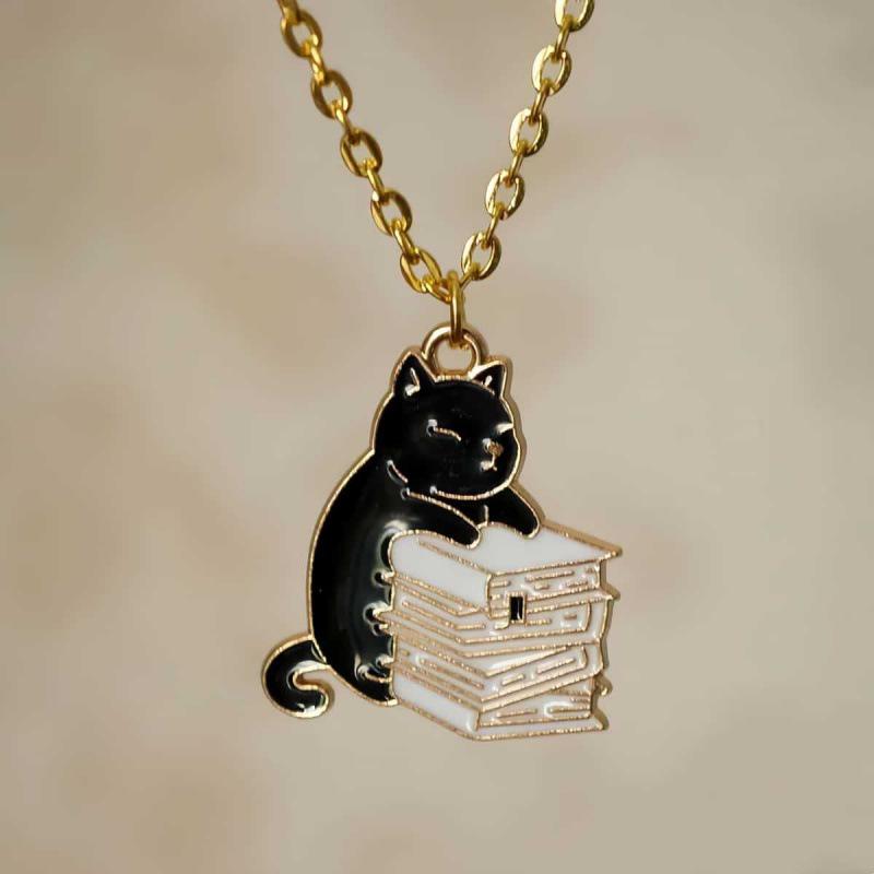 Игривые серьги-подвески с черным котом и книгой