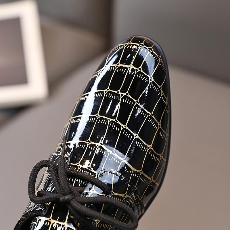 Ботинки из кожи для мальчиков, глянцевые, нескользящие, на шнуровке, 2024, новые мягкие, повседневные туфли для детей, с острым носком, нескользящие, на плоской подошве, детская спортивная обувь