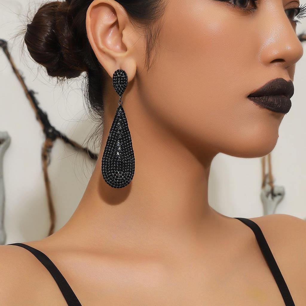 «Изысканные тяжелые бриллиантовые серьги»: «Сочетание роскоши и блеска»