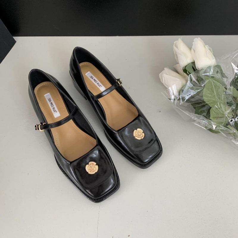In the Spring and Autumn of 2025, the New Square-headed Shallow-mouth Medium-heeled Single Shoes with Thick Heels and Shallow-mouth Versatile Mary Jan