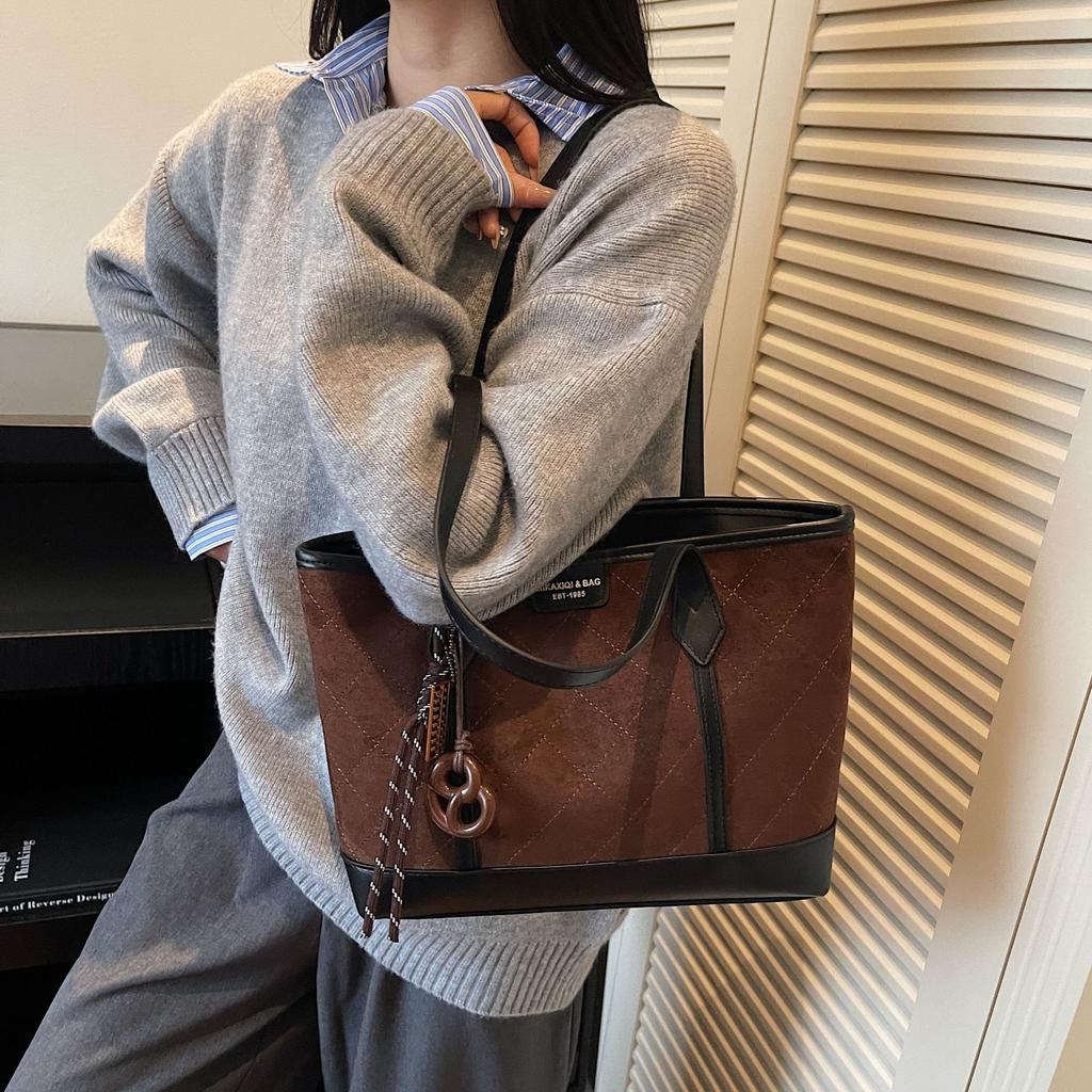 Вместительная матовая сумка под мышкой женская 2025 новая модная ретро сумка через плечо осенне-зимняя通勤 замшевая сумка-тоут