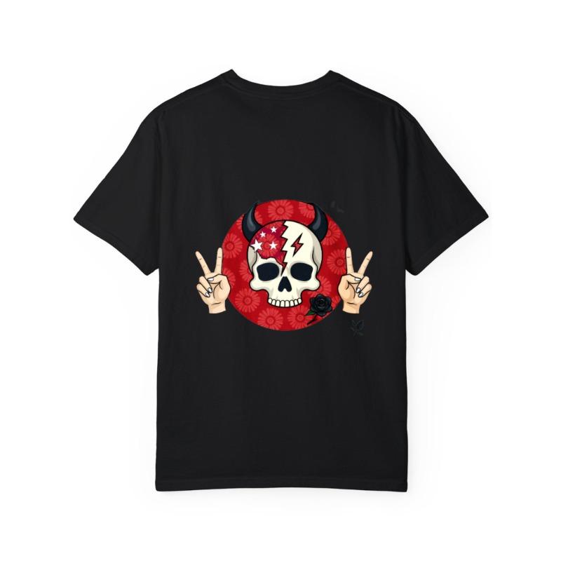 Футболка с круглым вырезом Белый череп с рогами и знаками мира Красный круговой узор для повседневной носки