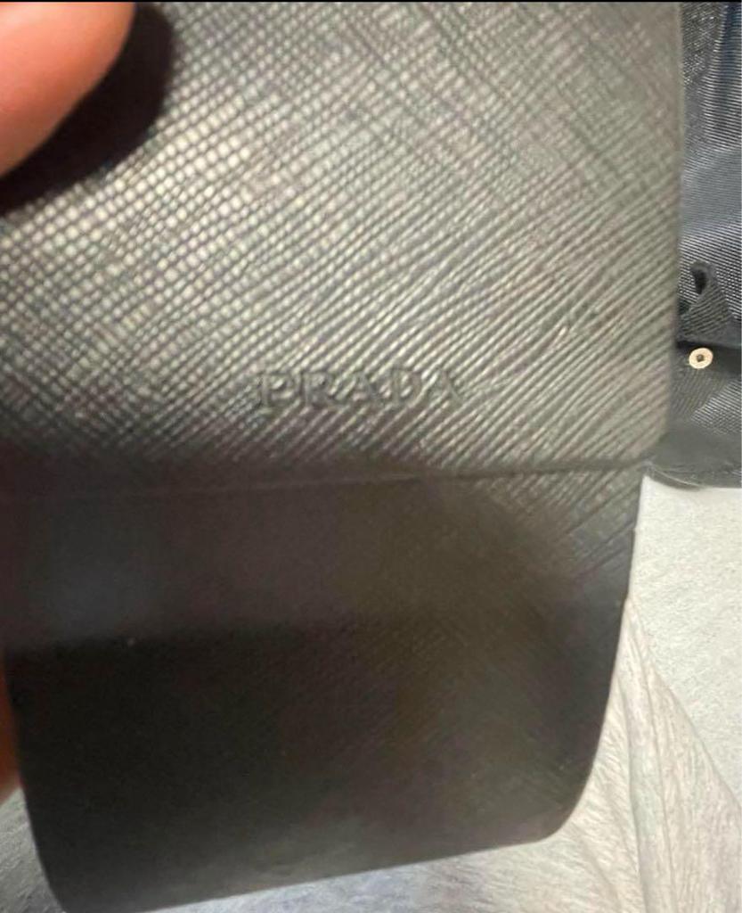 [Б/У] Оригинальные солнцезащитные очки с логотипом Prada (архив) носят Ники