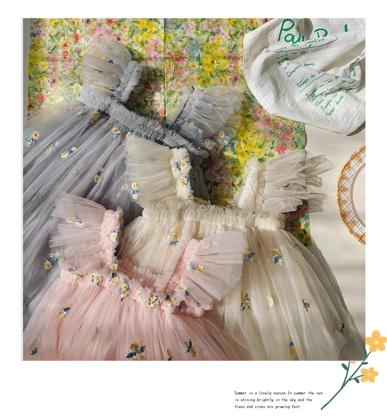 Девочкин тюлевое платье с цветочной вышивкой: Летний стиль с пышными рукавами и юбкой из сетчатой пряжи