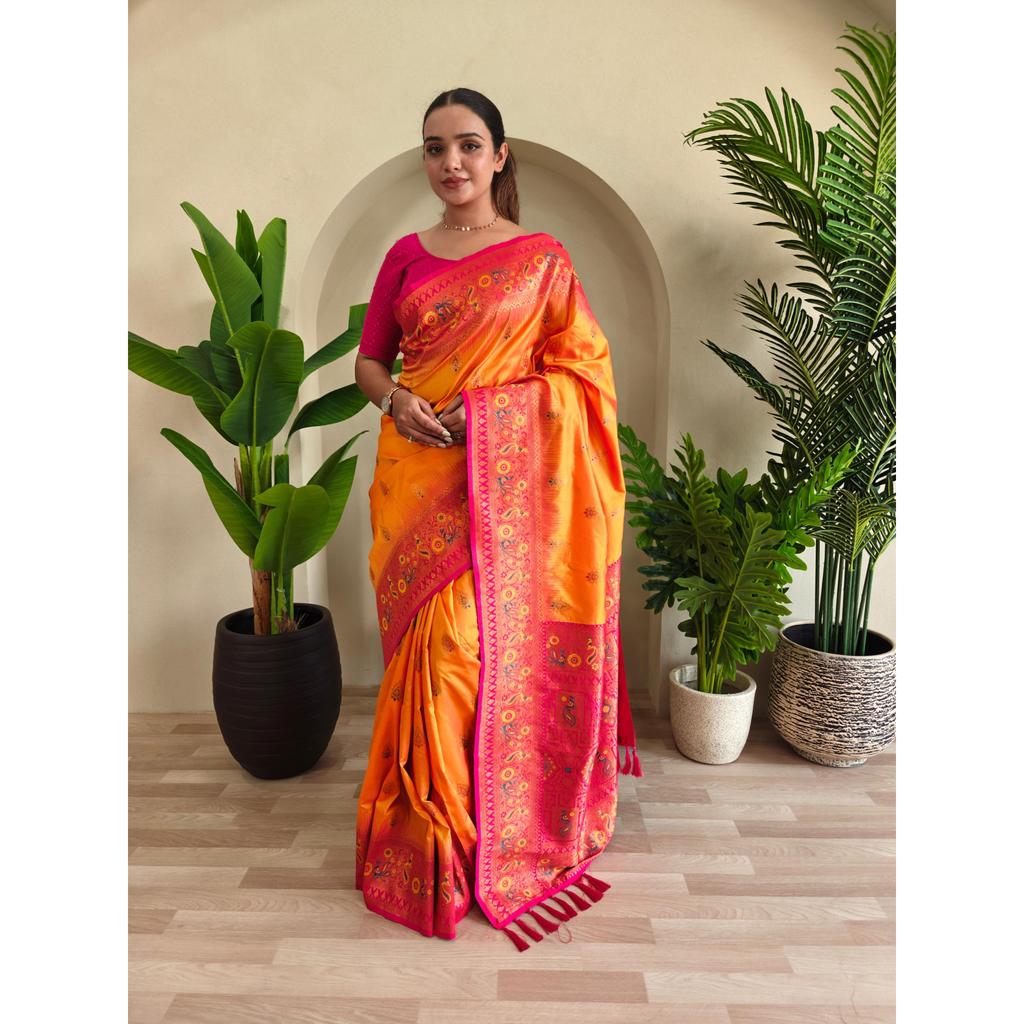 Сари из шелка Paithani с уникальными павлиньими мотивами и узором минакари, с контрастным паллу и дизайнерской контрастной каймой. С кисточками.