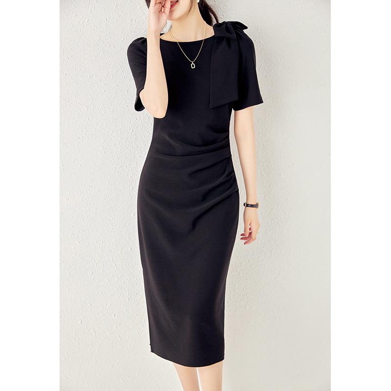 Элегантное платье с круглым вырезом, бантом и плиссировкой