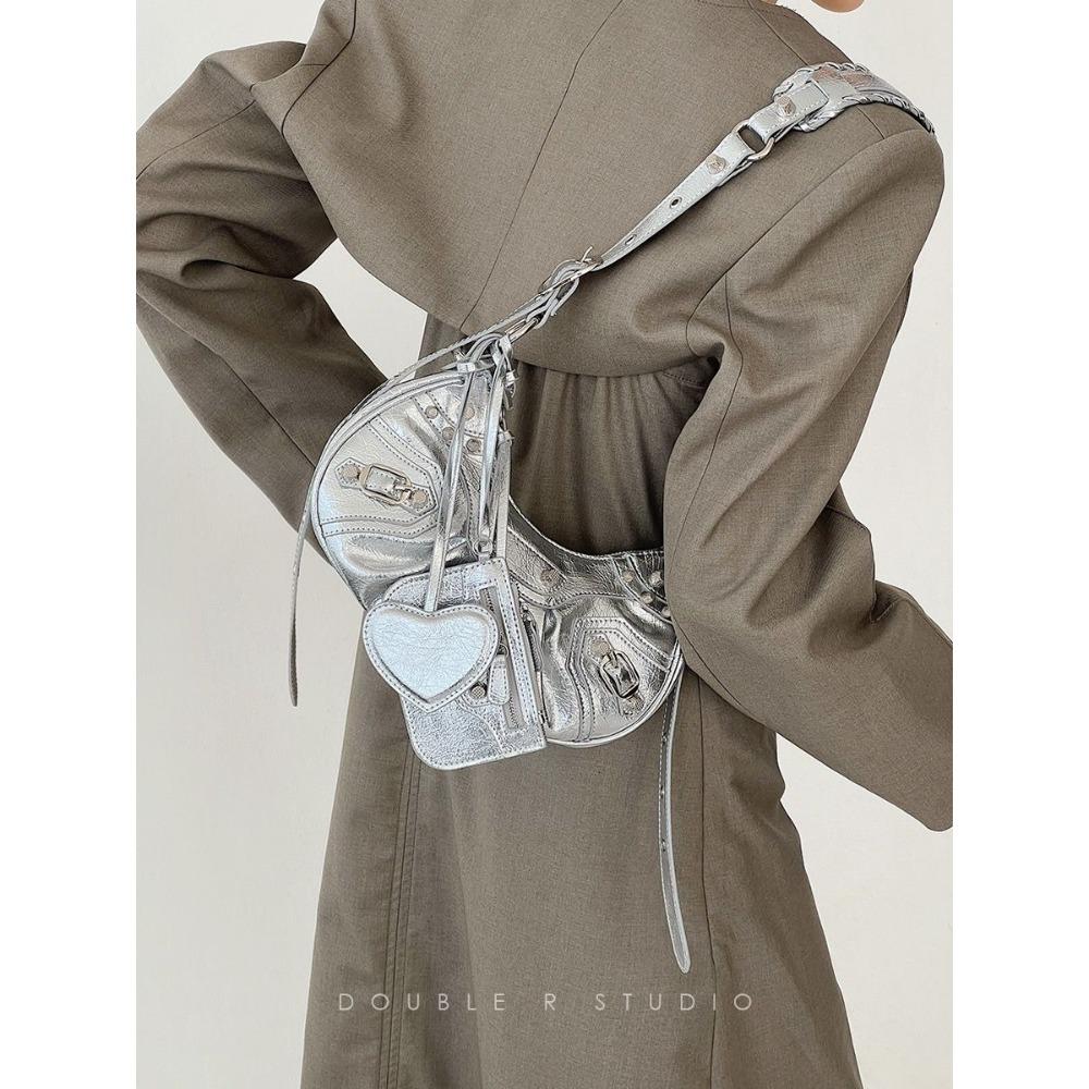 Locomotive bag, rivet tassel bag, pleated bag, punk style, underarm bag, fashion and high-end shoulder women's bag.