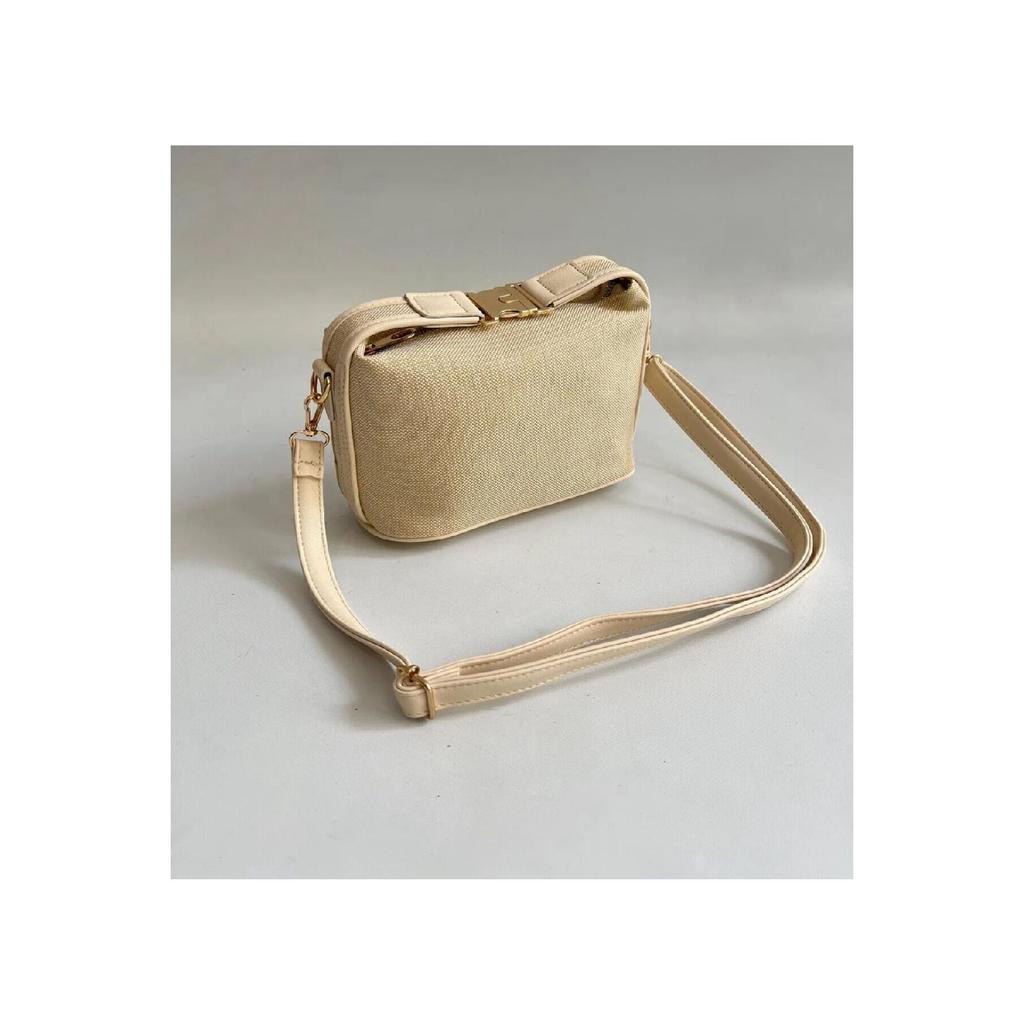 Deel Model Hand And Women's Shoulder Bag