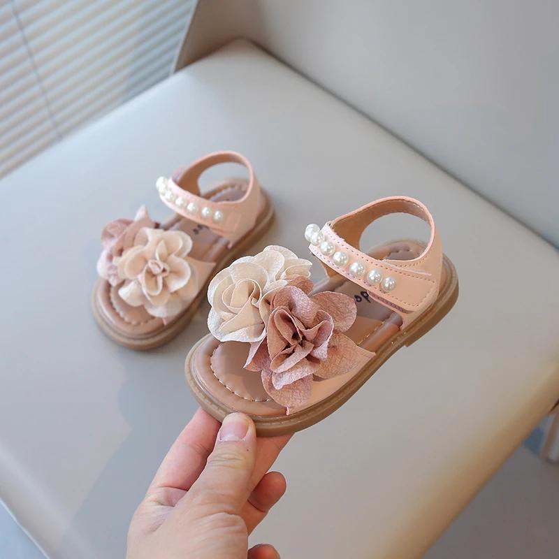 Пляжные сандалии для маленьких девочек 2025 лето новые детские принцесса милые цветочные сандалии с большими цветами жемчугом бисером с открытым носком противоскользящие