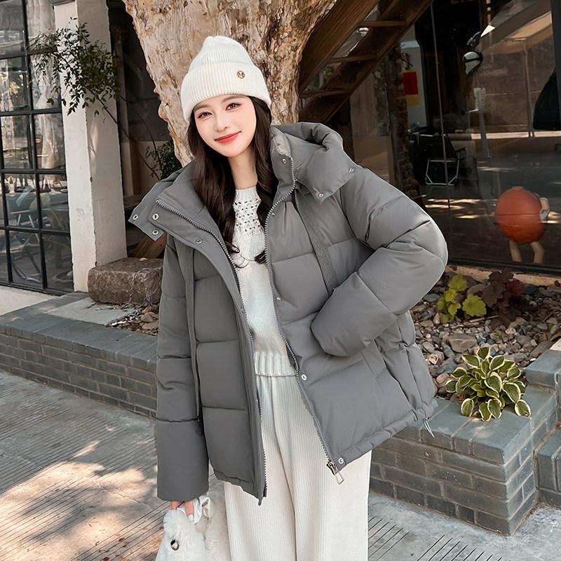 Женская короткая ветрозащитная теплая зимняя куртка-пуховик с капюшоном и поясом