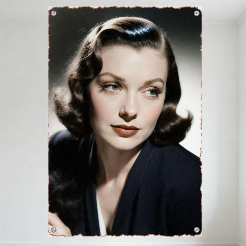 Винтажная Орнаментированная Рамка Женщина с Темно-Коричневыми Волосами Металлический Жестяной Знак Мягкие Локоны Темно-Синий Блейзер Белый Топ Декор Дома Искусство для Кафе Бара Мужчина