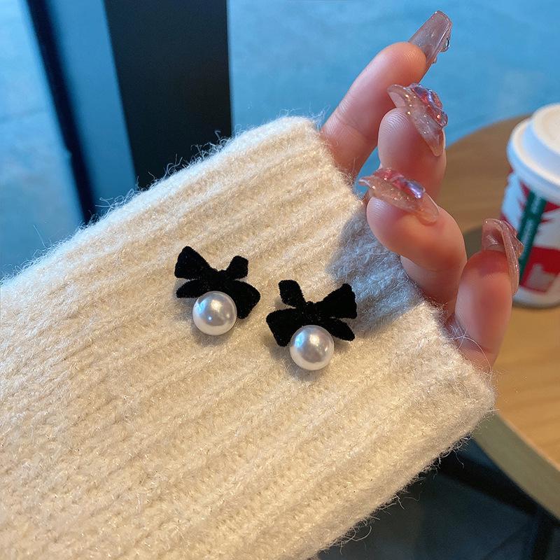 2023 High-End French Pearl Earrings: Light Luxury, Unique Design for Women