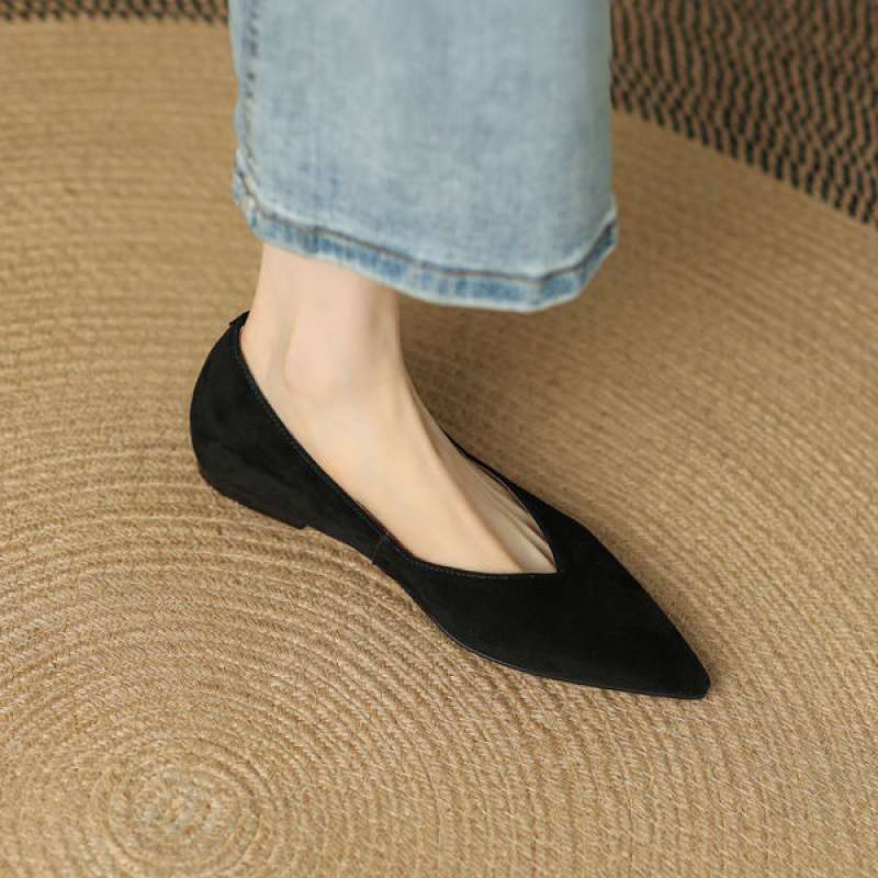 Новинка ранней весны, универсальные черные тонкие туфли-лодочки с острым носком, легкие, с ретро матовой отделкой, большого размера, V-образные туфли-одиночки, женские осенние туфли