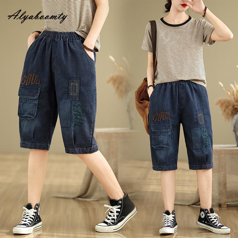 2025 Новый корейский стиль Лето Женские повседневные свободные синие джинсовые капри с эластичной талией и вышивкой в стиле пэчворк Тонкие джинсы длиной до колена