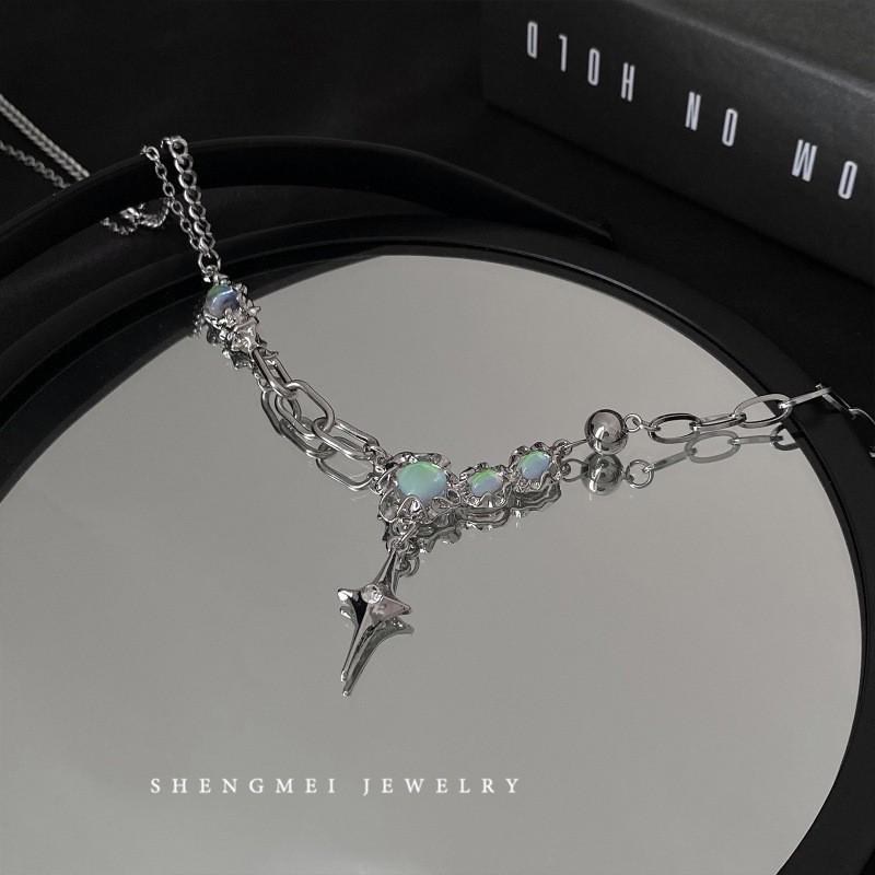 Chic Sweet & Cool Statement Necklace for Women: Trendy Clavicle & Sweater Chain Design for Autumn/Winter Fashion